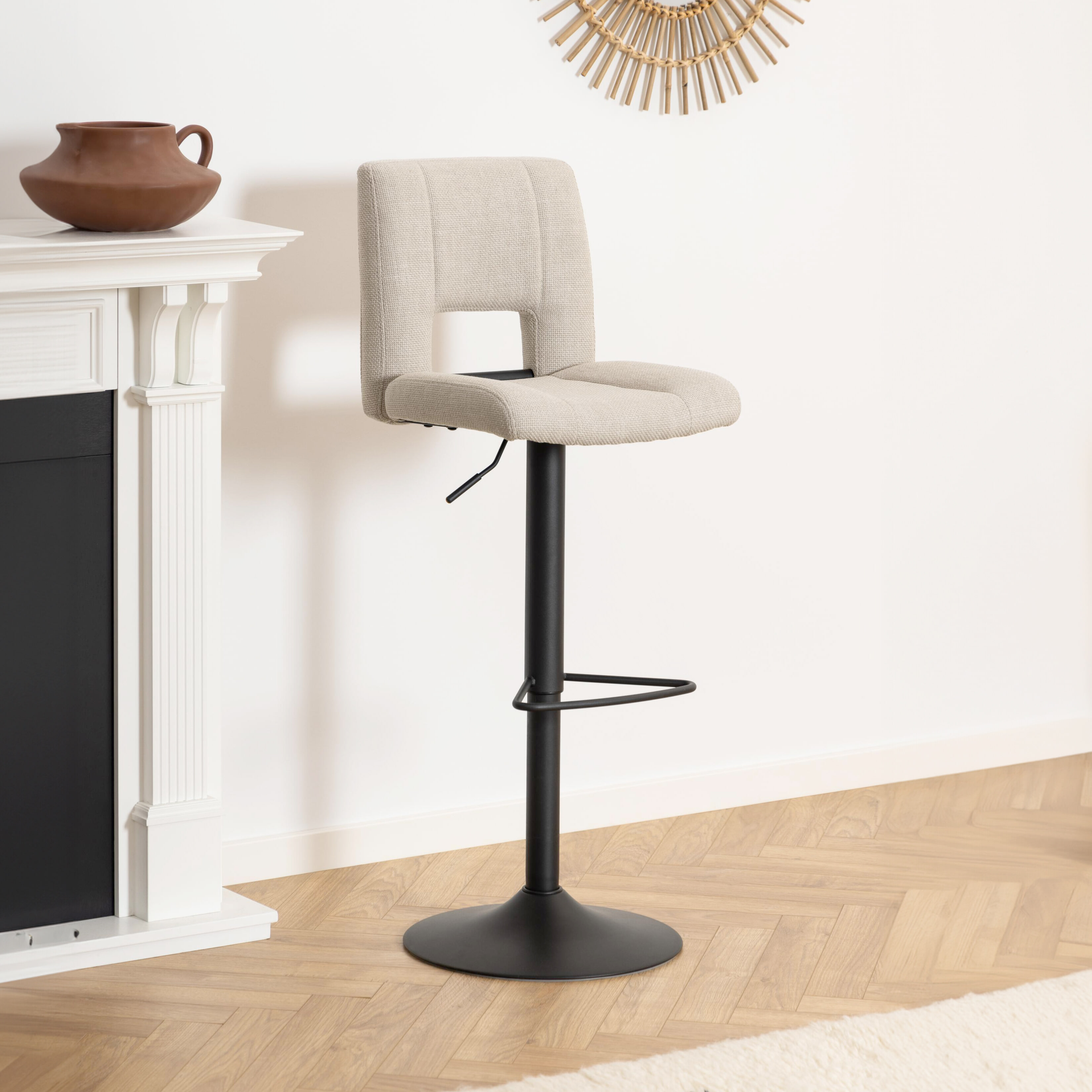 Bendt Verstelbare Barkruk 'Rut' kleur Beige (zithoogte 62-83cm) | Bendt