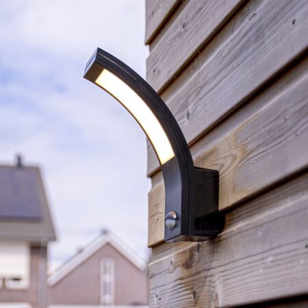 Bristol - LED Wandlamp met sensor - 10 Watt 814 Lumen - Bewegingssensor en schemerschakelaar - 3000K warm wit licht - zwart | HOFTRONIC