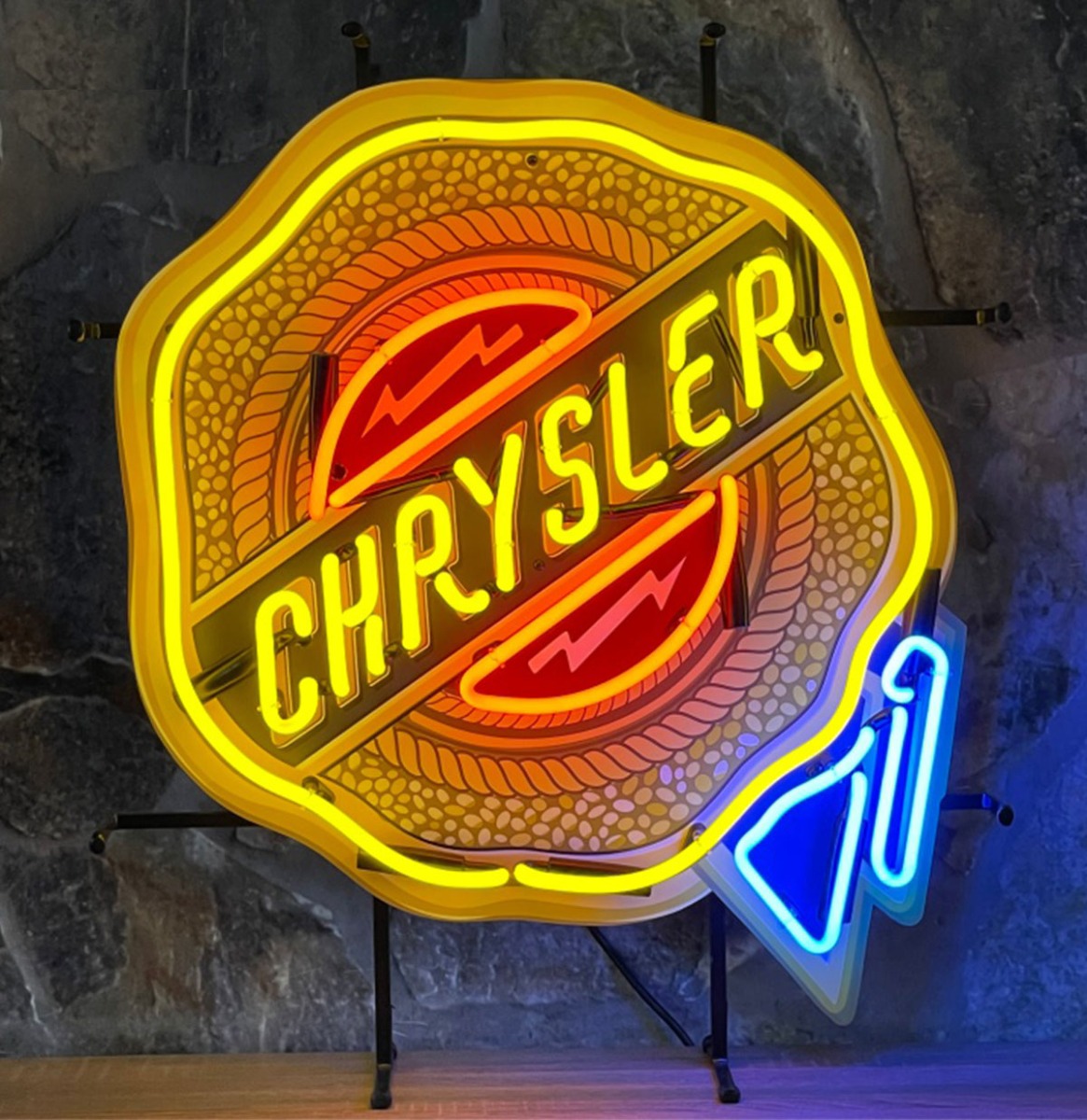 Chrysler Badge Neon Verlichting 64 x 55 cm - Geel