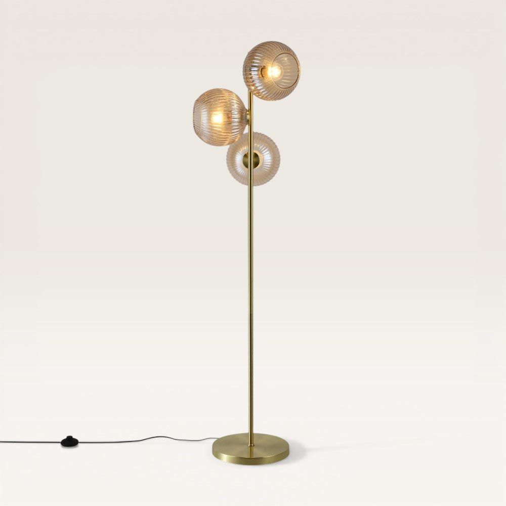 Ciotola - Gouden Staande lamp Metaal 150 cm - 3 bollen - Klassiek Vintage Design - Woonkamer lamp - E27 fitting - Met voetschakelaar - Amberkleurig glas | LUSENZ