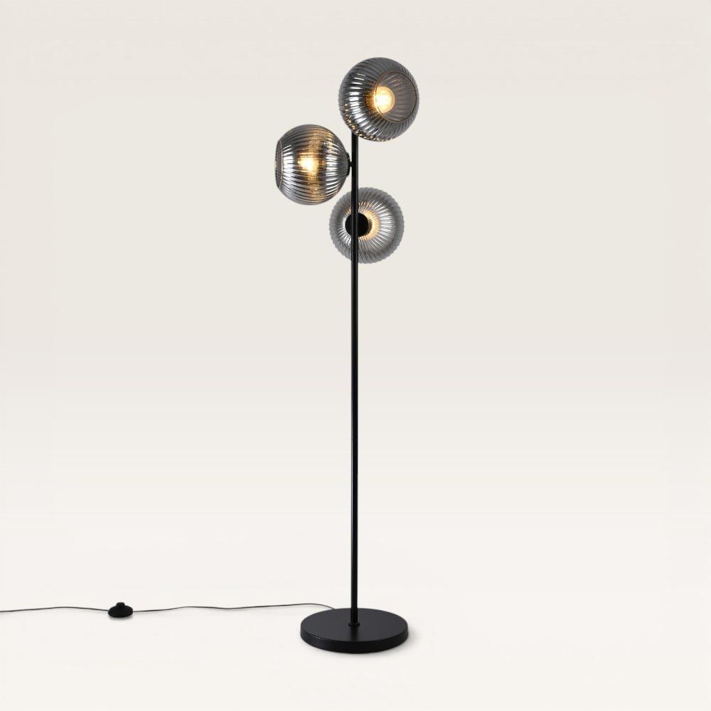 Ciotola - Zwarte Staande lamp Metaal 150 cm - Rookglas - 3 bollen - Klassiek Vintage Design - Woonkamer lamp - E27 fitting - Met voetschakelaar | LUSENZ