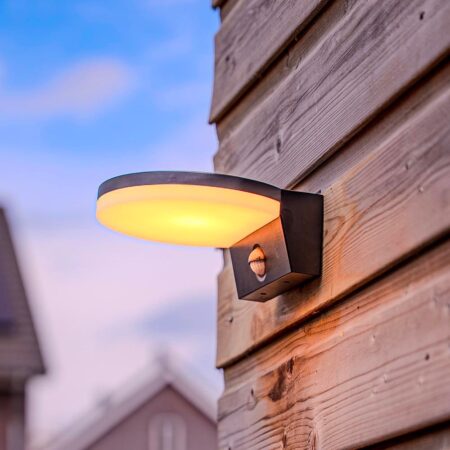 Derby - LED Wandlamp met sensor - 15 Watt 1500 Lumen - Bewegingssensor en schemerschakelaar - 3000K warm wit licht - zwart | HOFTRONIC