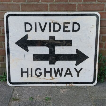 Divided Highway Verkeersbord - Origineel - 61 x 76 cm | The Dutch Pickers