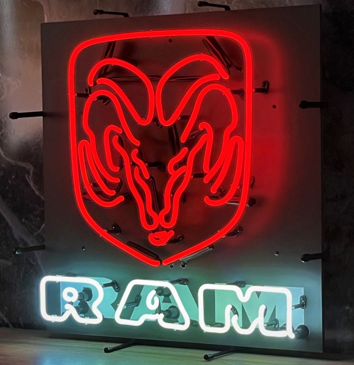 Dodge Ram Logo Neon Verlichting 60 x 60 cm - Rood