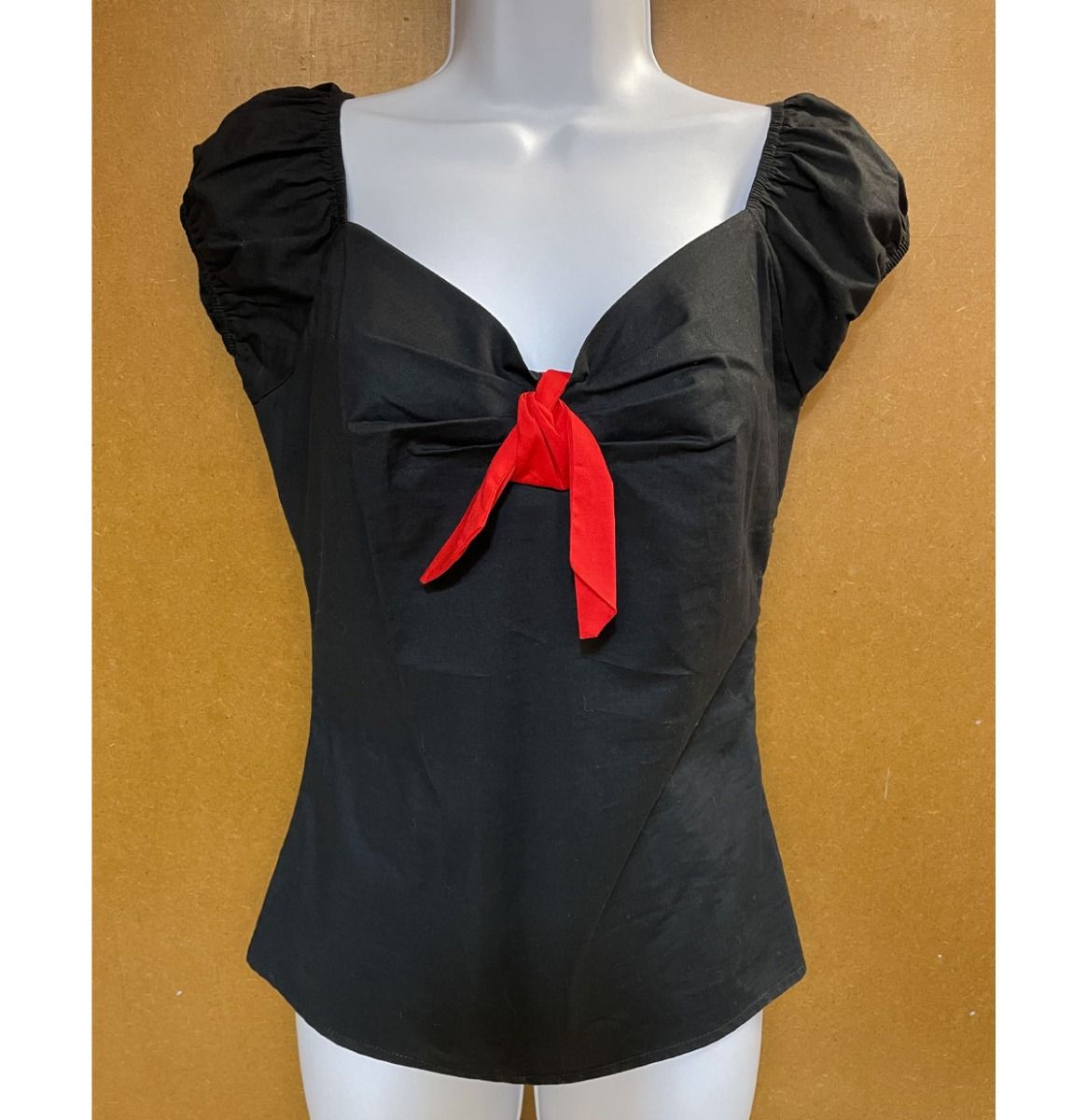 Dolores Top Zwart Met Rode Strik | 47% korting | Fiftiesstore