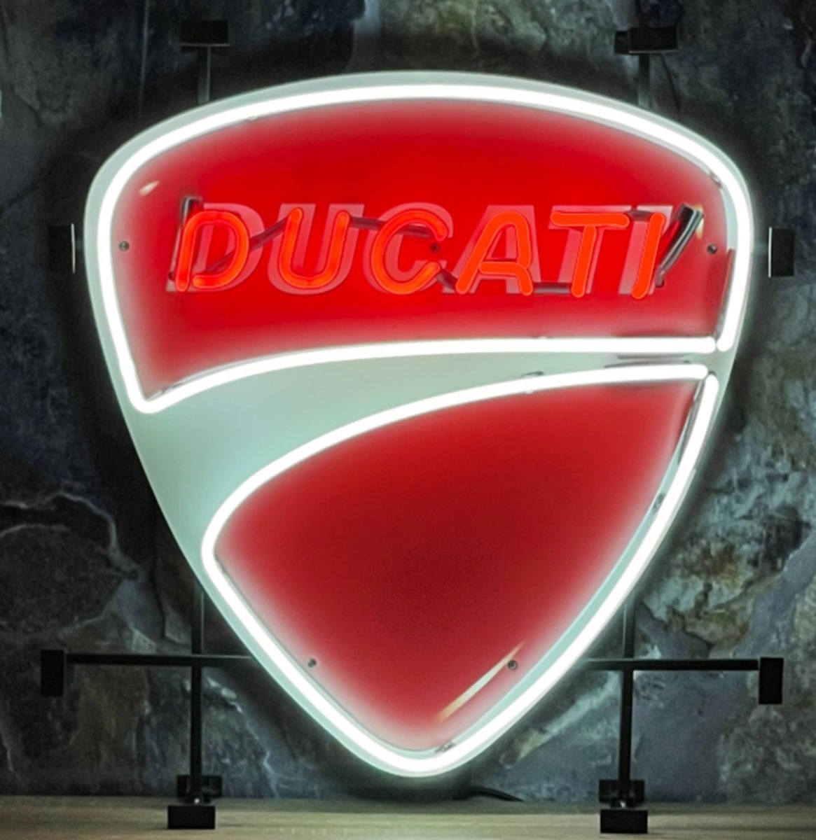 Ducati Logo Neon Verlichting 60 x 66 cm - Rood