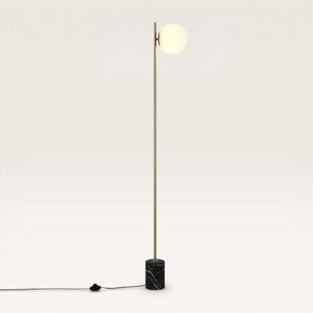 Elara - Staande lamp Messing 160 cm - Woonkamer lamp - Modern Scandinavisch - E27 fitting - Opaal glas & Zwart marmeren voet - Met voetschakelaar | LUSENZ