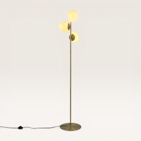 Elyndra - Gouden Staande lamp Metaal 150 cm - 3 bollen - Klassiek Modern design - Woonkamer lamp - Gebroken wit glas - Met voetschakelaar | LUSENZ