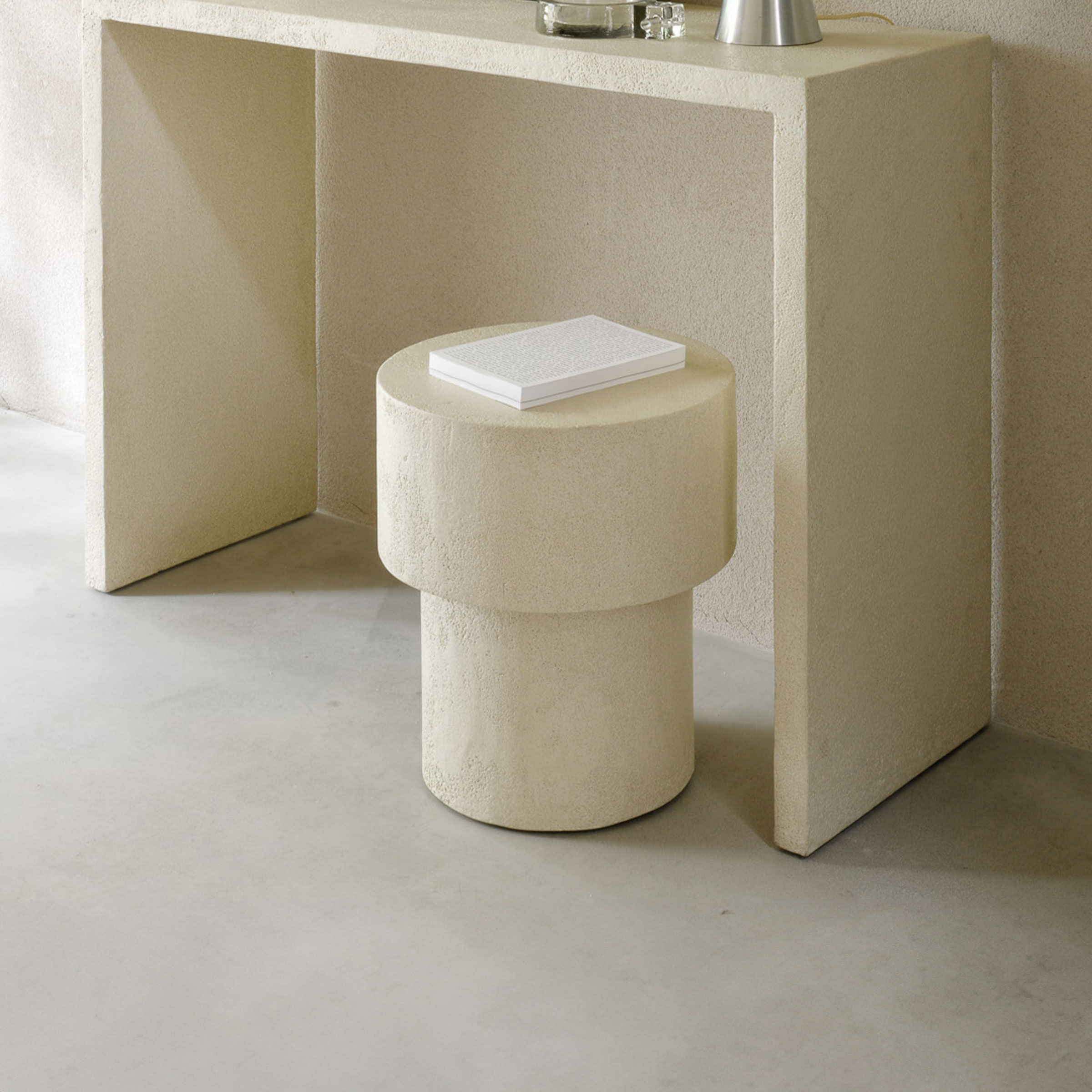 Ethnicraft Ronde Bijzettafel 'Elements' Microcement
