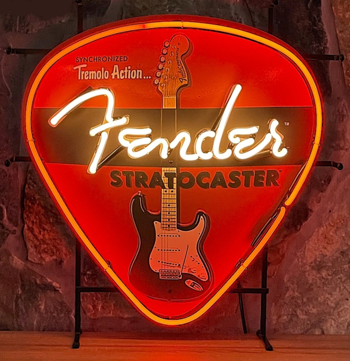 Fender “Guitar Pick” Neon Verlichting 60 x 62 cm Rood/Wit | 14% korting | Fender