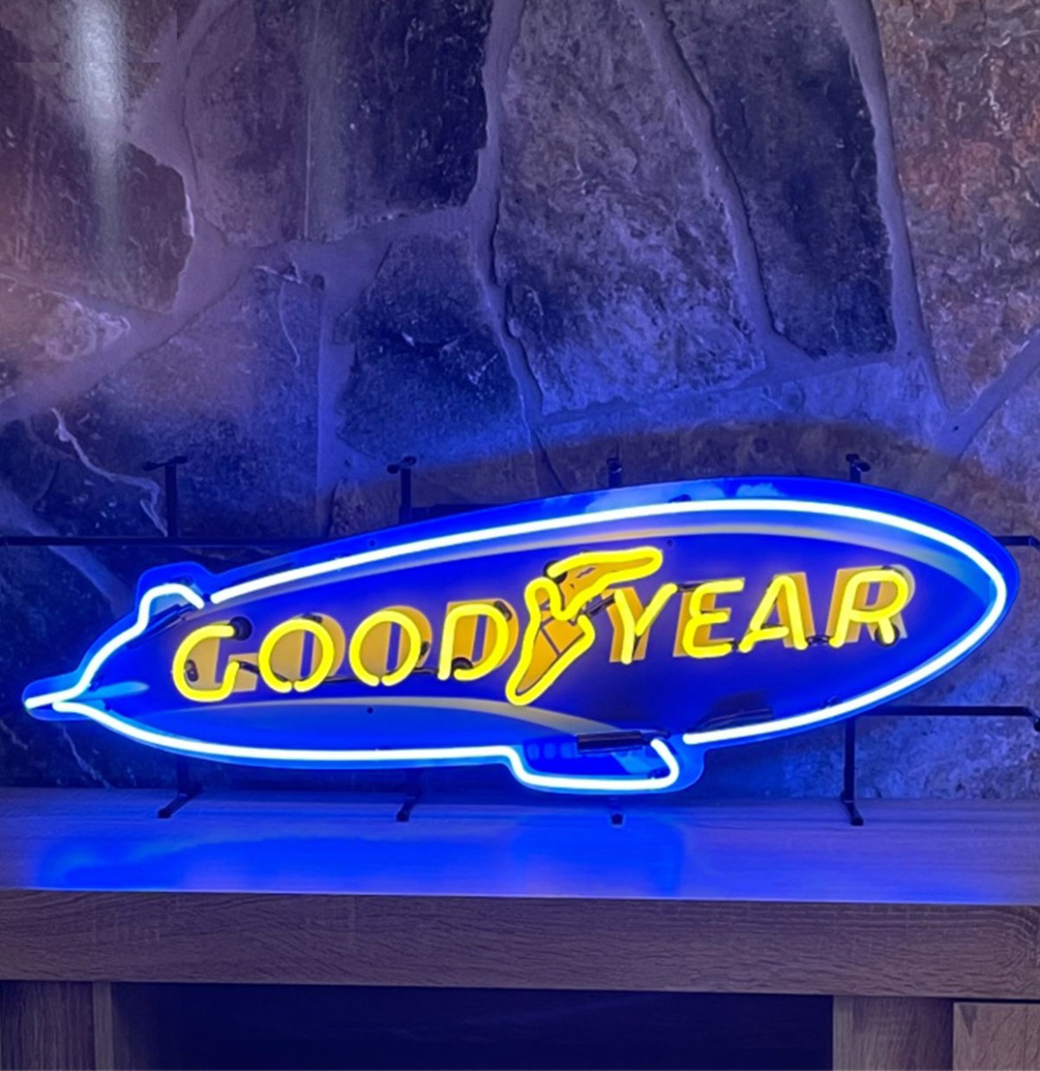 Goodyear Blimp Neon Verlichting 104 x 35 cm - Blauw