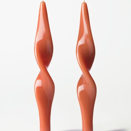 Dinerkaarsen XL ⌀4.3x27cm gedraaid donkeroranje - 2 stuks (donkerbruin)