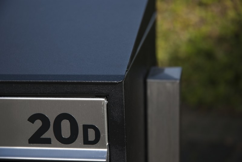 Huisnummer inclusief beplakken op postkastsysteem Allux | Allux