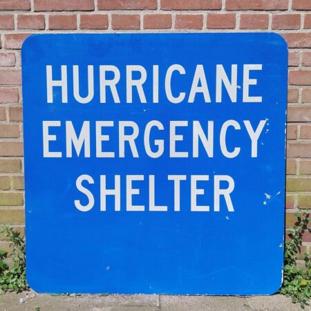 Hurricane Emergency Shelter Straat Bord - 91 x 91cm - Origineel (1) | The Dutch Pickers