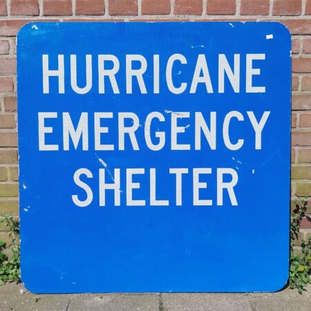 Hurricane Emergency Shelter Verkeersbord - 91 x 91cm - Origineel (2) | The Dutch Pickers