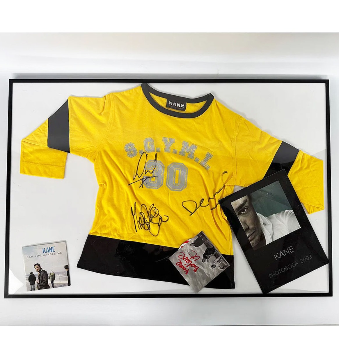 Ingelijst Kane "S. G. Y. M. I." Shirt met handtekeningen van de band