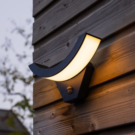 Leeds - LED Wandlamp met sensor - 10 watt 780 lumen - Bewegingssensor en schemerschakelaar - 3000K warm wit licht - Zwart - IP54 voor binnen en buiten | HOFTRONIC