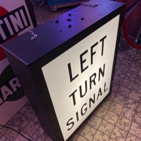 Left Turn Signal - Origineel Amerikaans Verlicht Verkeersbord - 80 x 65cm | The Dutch Pickers