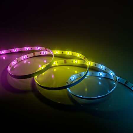 Liora Smart LED Strip 5m - Wifi & Bluetooth - RGBIC - Met afstandsbediening - IP44 voor binnen en buiten - SMD 5050 - 24 LEDs/m | HOFTRONIC