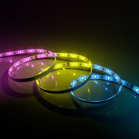 Liora Smart LED Strip 5m - Wifi & Bluetooth - RGBIC - Met afstandsbediening - IP44 voor binnen en buiten - SMD 5050 - 30 LEDs/m | HOFTRONIC