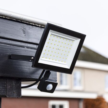 Lumos LED Breedstraler - met Bewegingssensor en Schemerschakelaar - 50 Watt - 4770 lumen - 4000K neutraal wit - IP65 waterdicht | HOFTRONIC