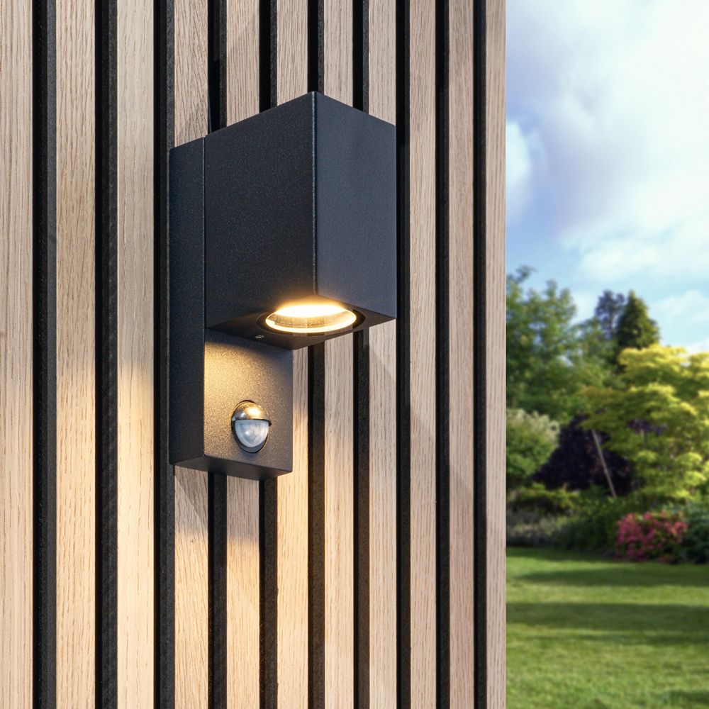 Marion PIR LED wandlamp - Kubus - Bewegingssensor - Schemerschakelaar - GU10 excl. lichtbron - IP65 waterdicht - Zwart - Binnen en buiten - 3 jaar garantie | HOFTRONIC