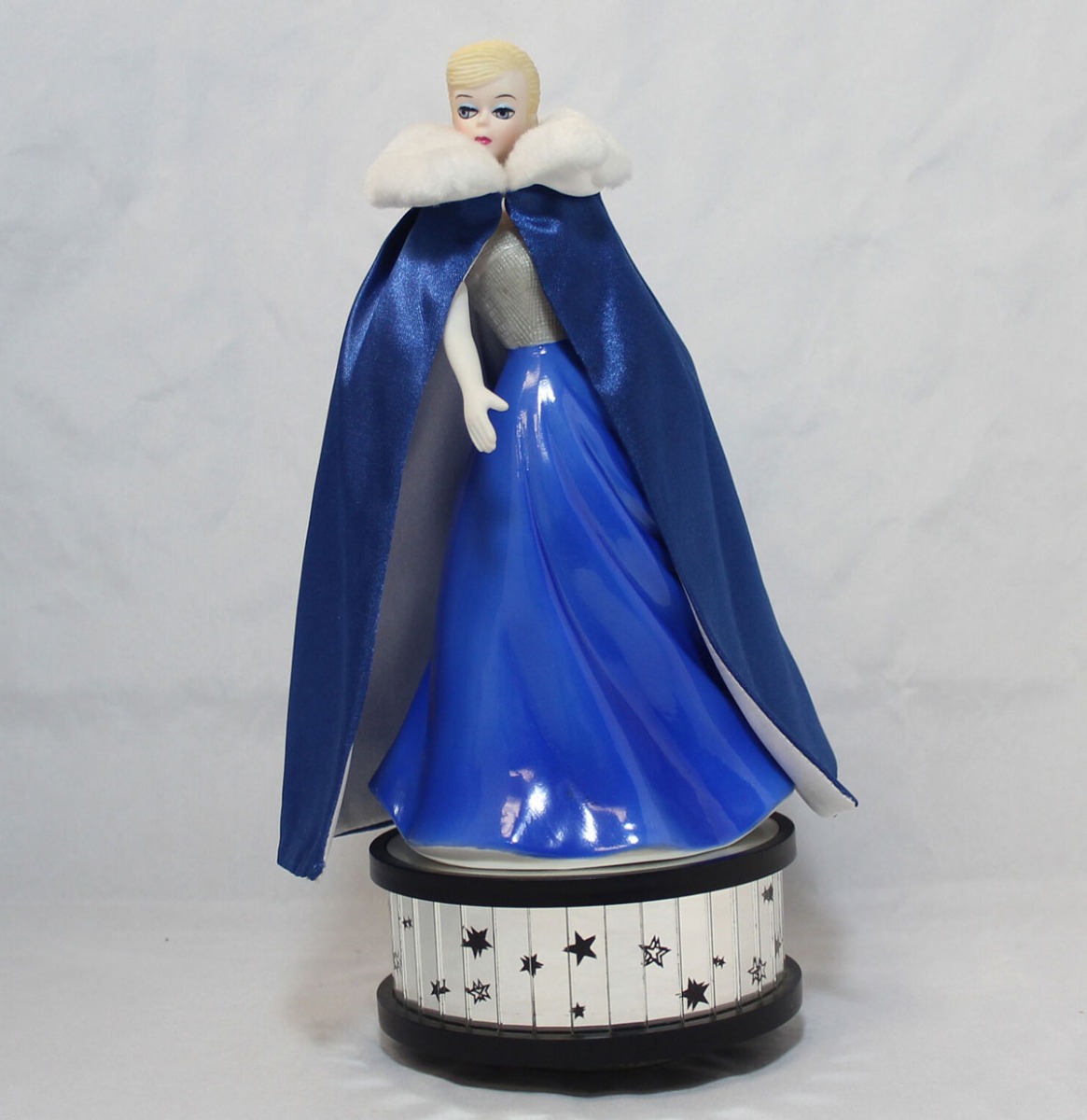 Moederdag cadeau - Barbie Porseleinen Beeldje En Muziekdoosje Midnight Blue 1965 23 cm | Barbie