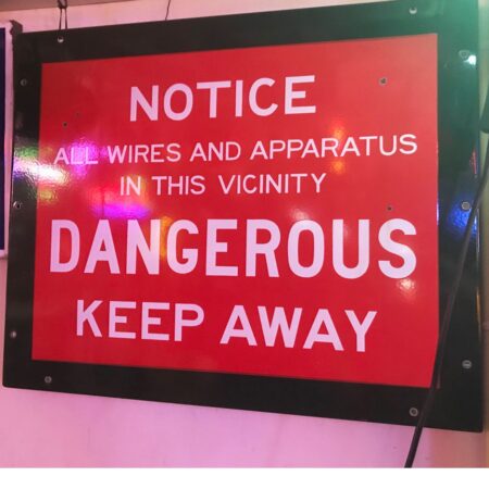 Notice All Wires And Apparatus Emaille Bord - Origineel | The Dutch Pickers