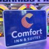Origineel Amerikaans 2-Zijdig Straatbord - Comfort Inn / Orlando's Italian Restaurant | The Dutch Pickers
