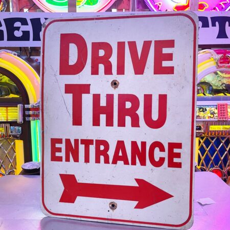 Origineel Drive Thru Entrance Bord met Pijl - USA - 45