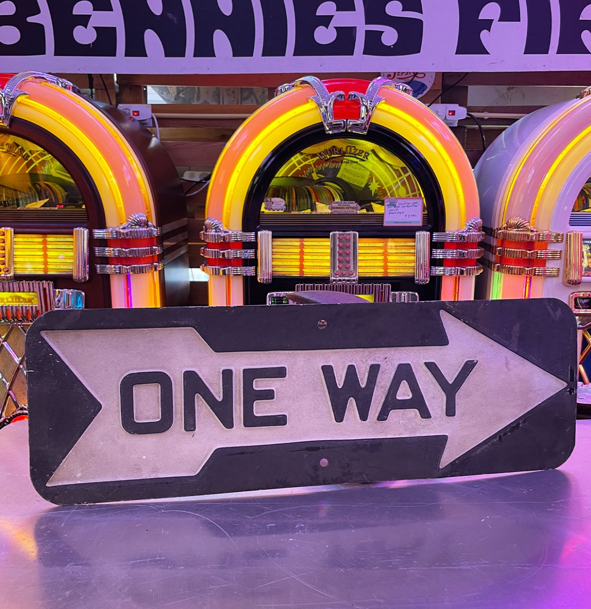 Origineel One Way Straatbord USA - Embossed Staal | The Dutch Pickers