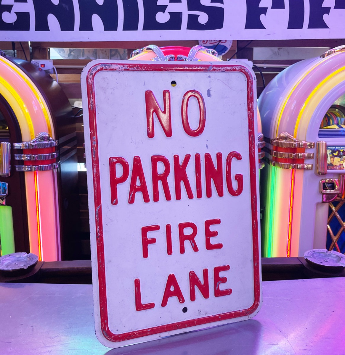 Origineel USA No Parking Fire Lane Straatbord Embossed Reliëf - 46 x 61 cm | The Dutch Pickers