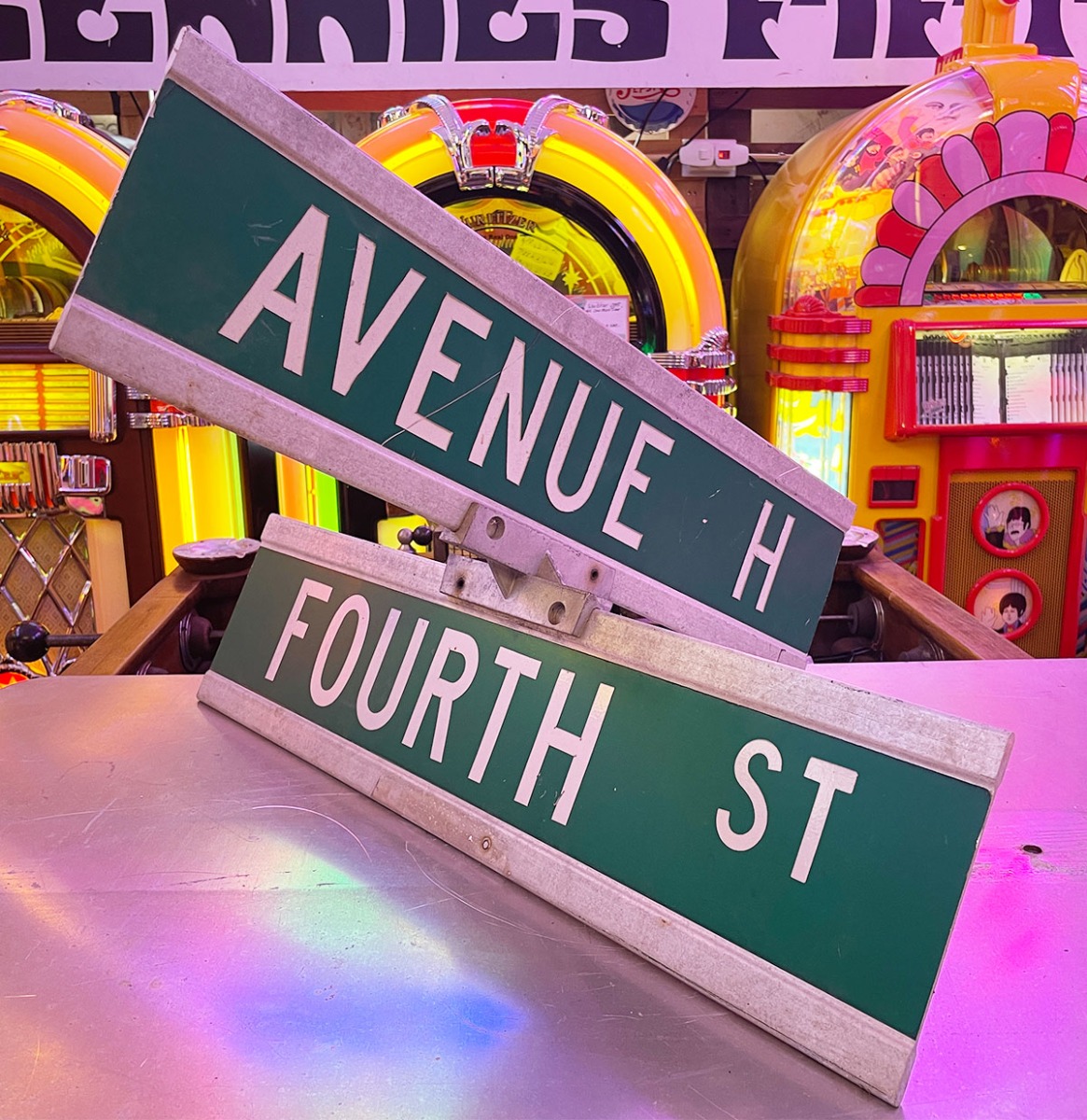 Originele Vintage USA Straatnaamborden Kruising - Avenue H & Fourth Street | The Dutch Pickers