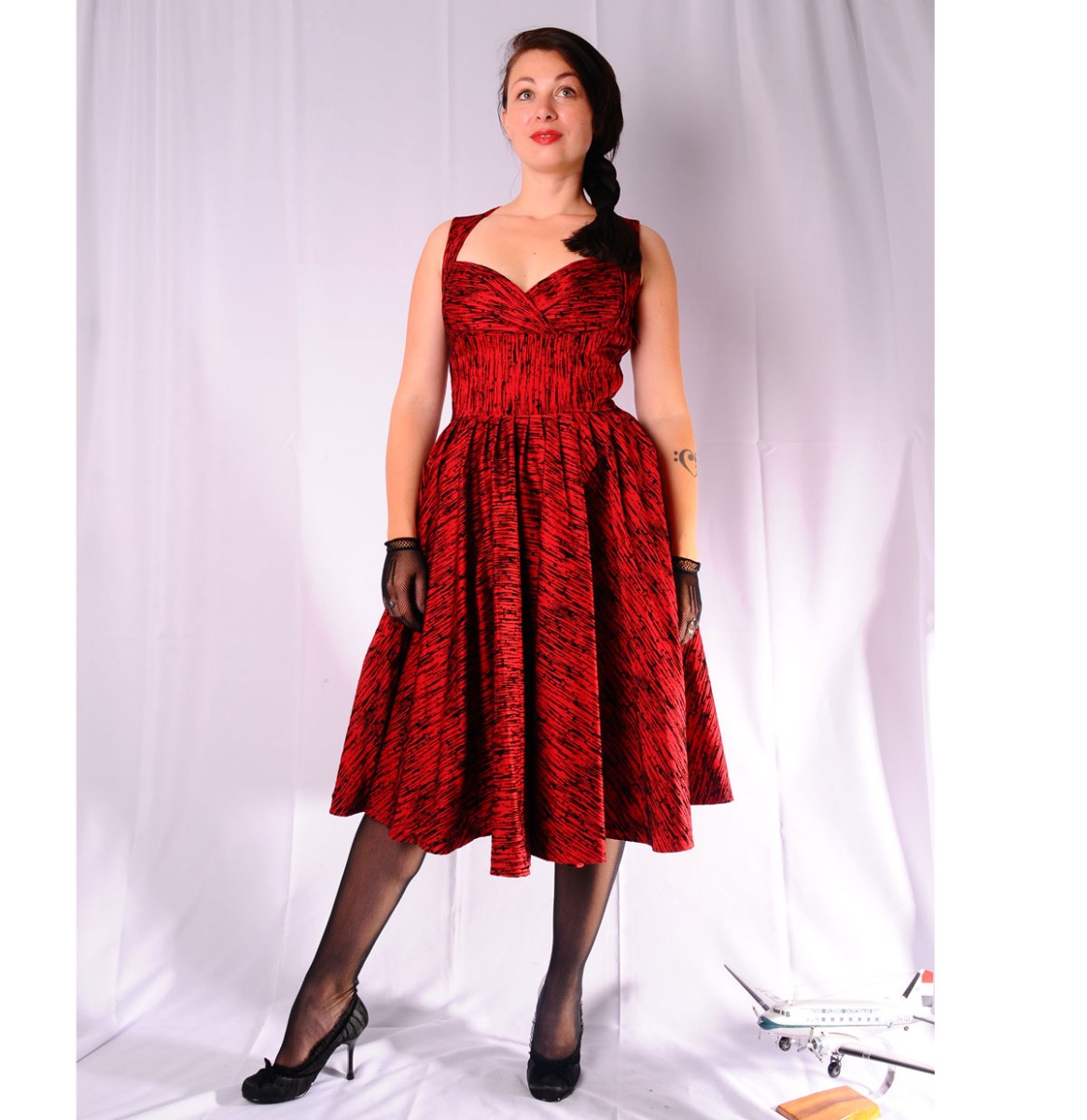 Pinup Couture Laura Byrnes Grace Flock Dress Red & Black-S | 54% korting | Pinup Couture