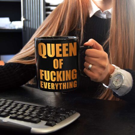 Queen of Fucking Everything Mok - 850 ml - Zwart Keramiek | OUT OF THE BLUE