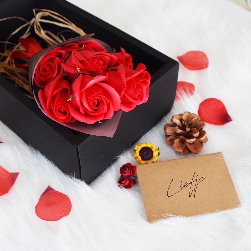 Red Rose Black Box - 7 rozen - 21 cm - Oplosbare Rozen | MikaMax