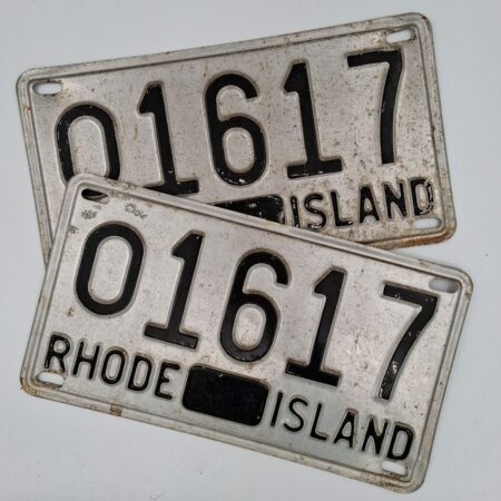 Rhode Island 1950s Kentekenplaten (Set) - Origineel | The Dutch Pickers