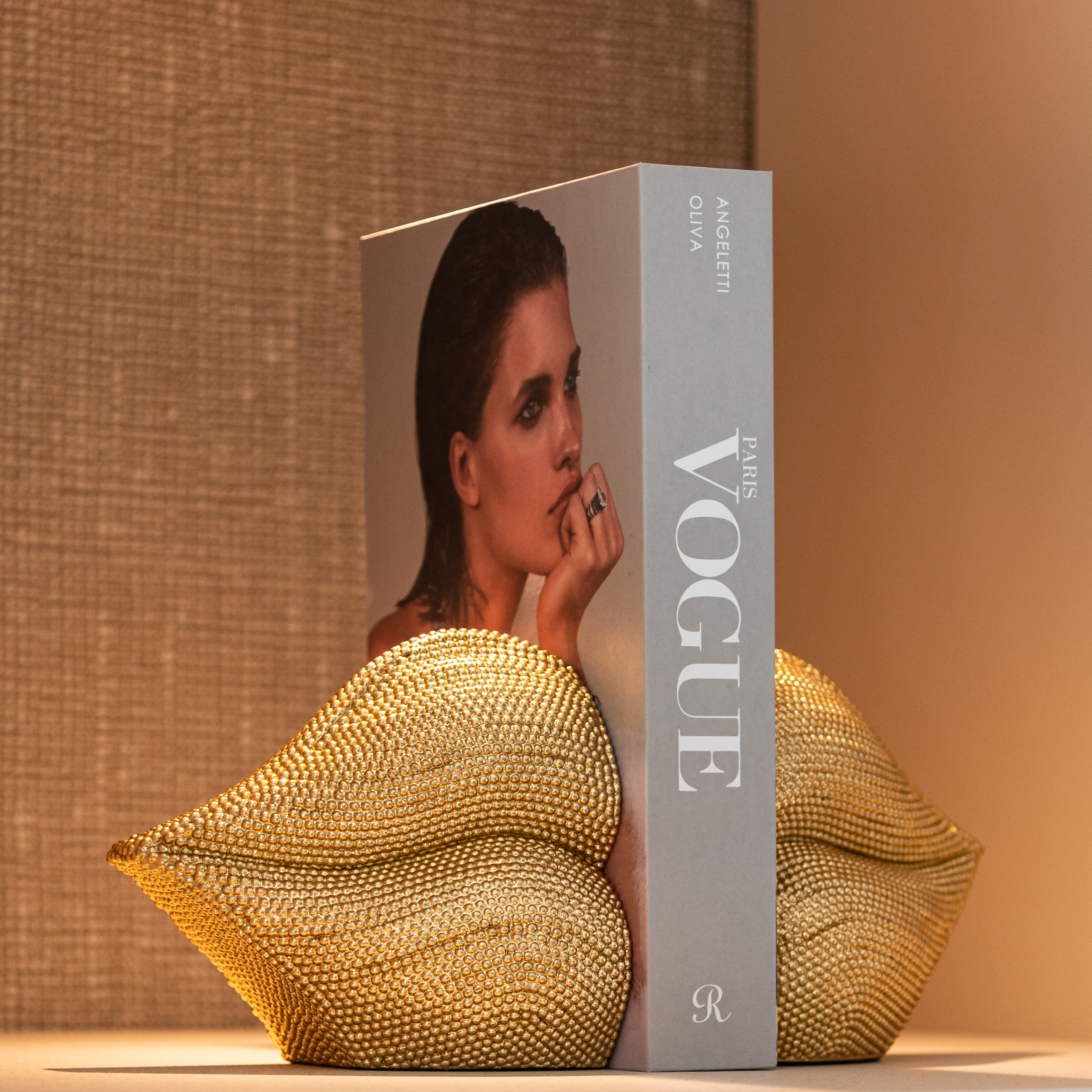 Richmond Boekenstandaard 'Kiss' kleur Goud | Richmond Interiors