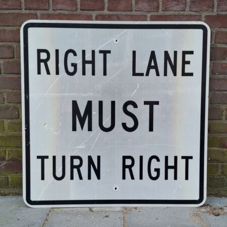Right Lane Must Turn Right Verkeersbord - Origineel - 76 x 76cm | The Dutch Pickers