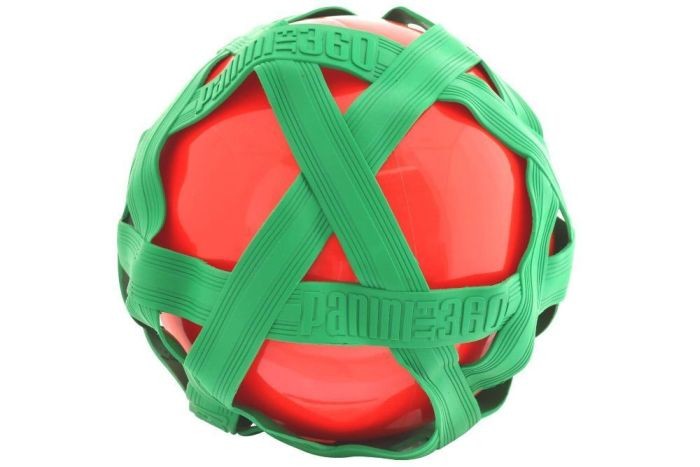 Rode crossbal met groene rubberband |