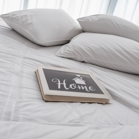 Schootkussen 'Home' 43 x 32 cm - Dienblad home | OUT OF THE BLUE