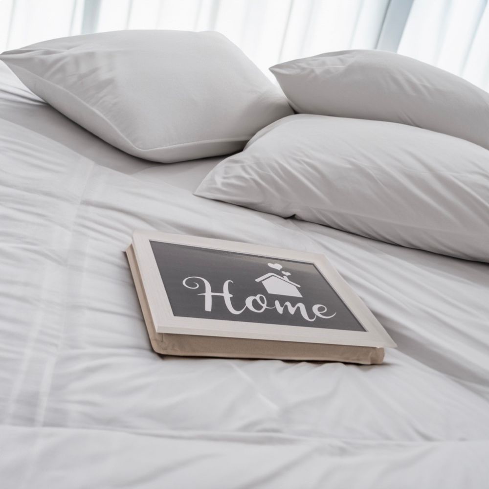 Schootkussen 'Home' 43 x 32 cm - Dienblad home | OUT OF THE BLUE