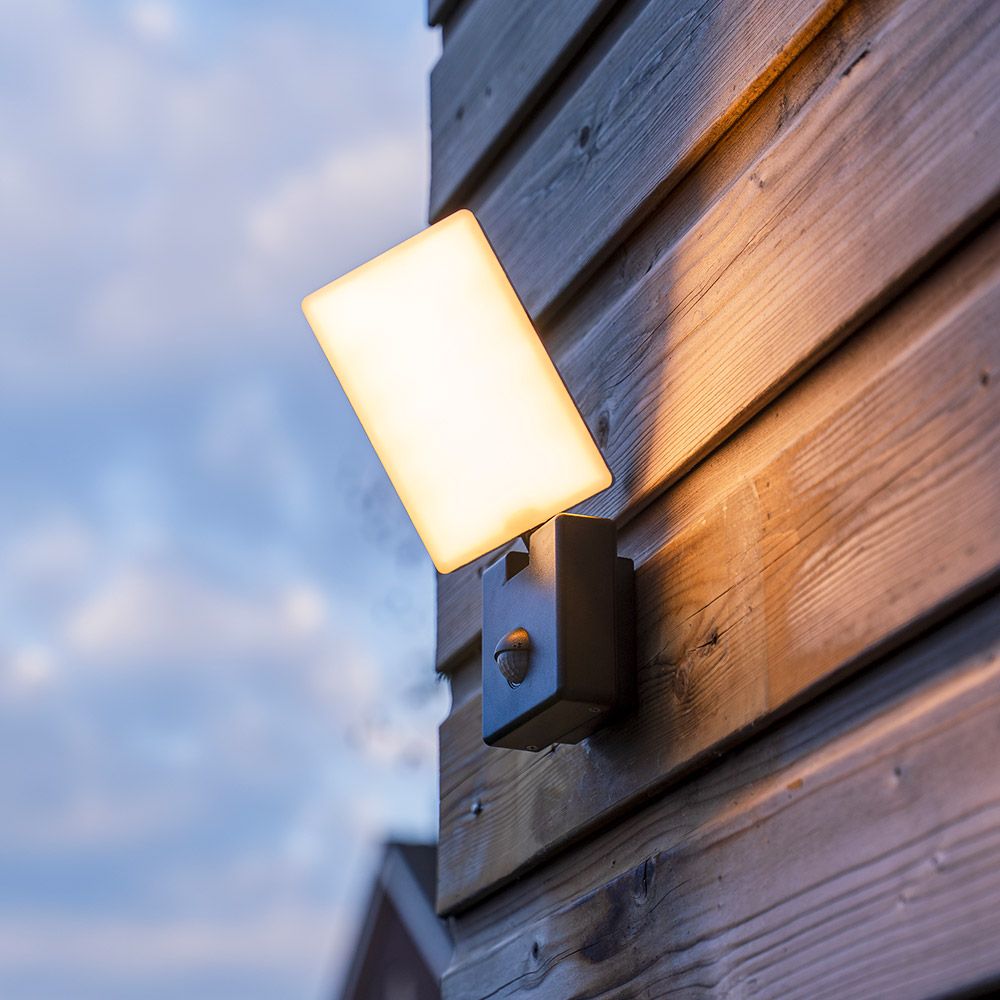 Selby - LED Wandlamp met sensor - 10 Watt 780 Lumen - Bewegingssensor en schemerschakelaar - 3000K warm wit licht - zwart | HOFTRONIC