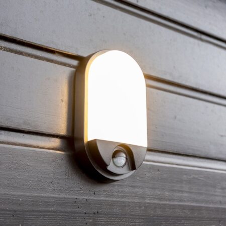Trend - LED Wandlamp met sensor - 10 watt 825 lumen - Bewegingssensor en schemerschakelaar - 3000K warm wit licht - Zwart - IP65 voor binnen en buiten | HOFTRONIC