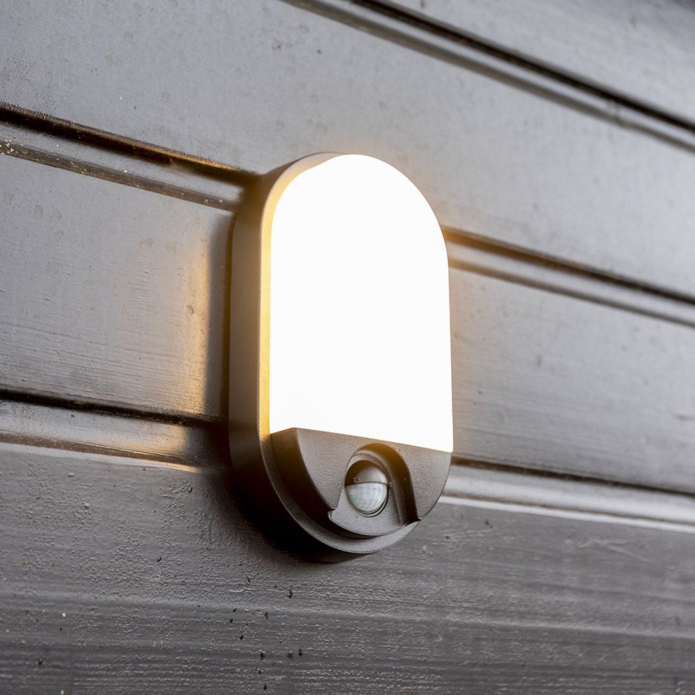 Trend - LED Wandlamp met sensor - 10 watt 825 lumen - Bewegingssensor en schemerschakelaar - 3000K warm wit licht - Zwart - IP65 voor binnen en buiten | HOFTRONIC