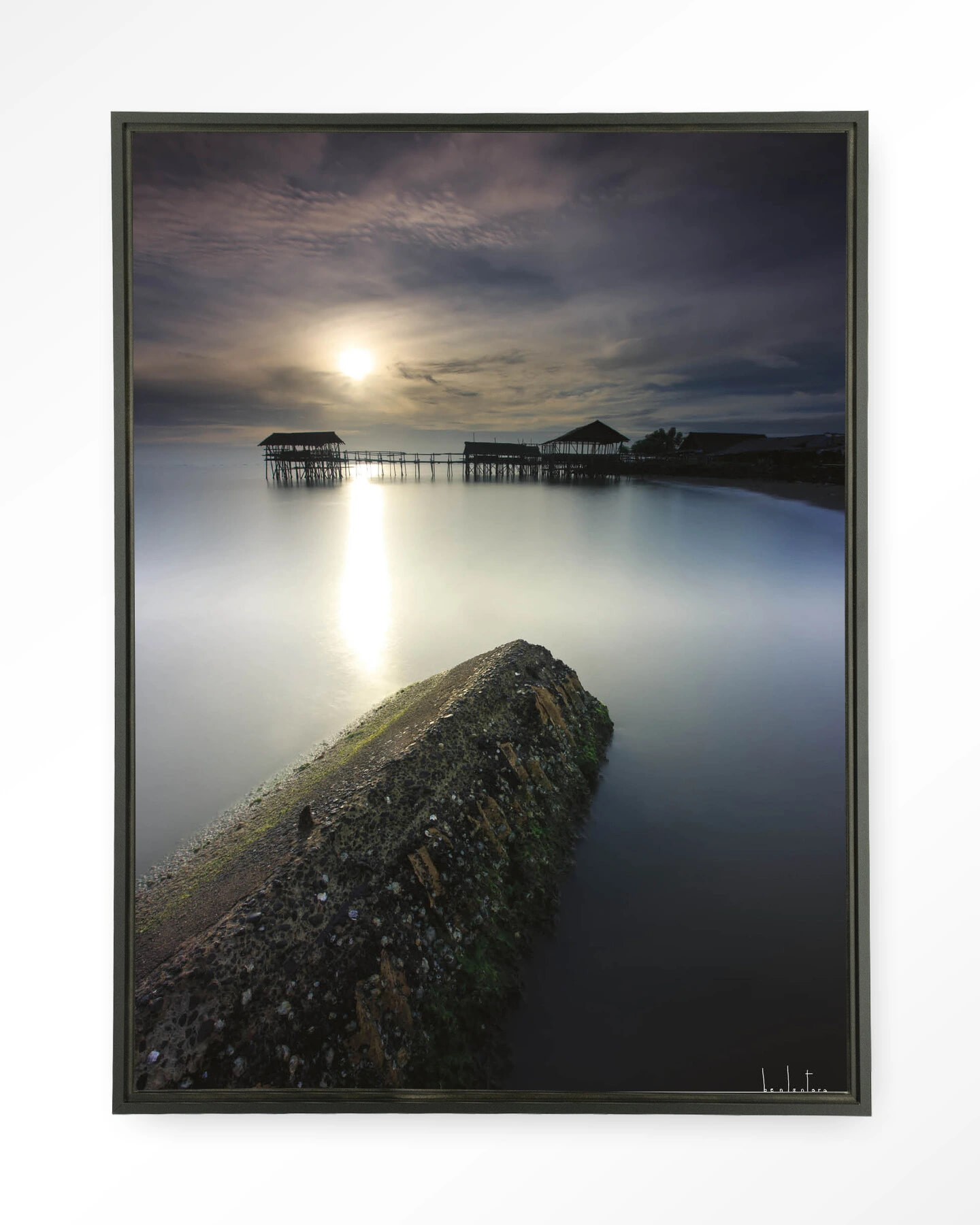 Urban Cotton Wandkleed 'Batu Lamunan' 80 x 110cm in Floating Frame - black | Urban Cotton