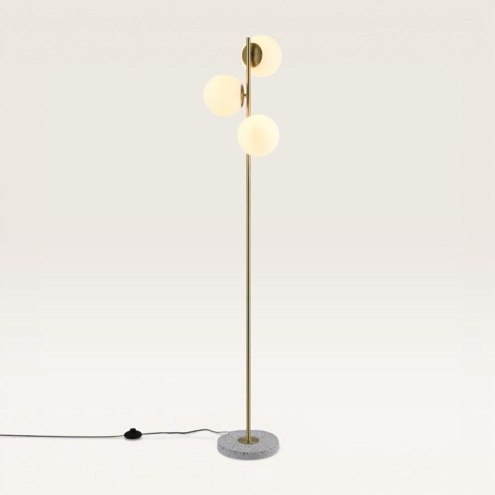 Verano - Staande lamp Goud 150 cm - 3 bollen - Modern design - Woonkamer lamp - Opaalglas - Terrazzo voet - E14 fitting - Met voetschakelaar | LUSENZ