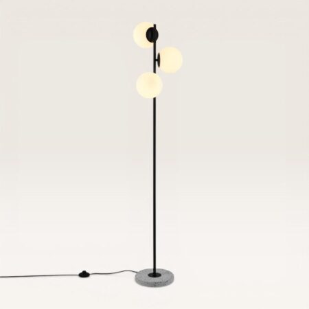 Verano - Zwarte staande lamp 150 cm - 3 bollen - Modern design - Woonkamer lamp - Opaal glas - Terrazzo voet - E14 fitting - Met voetschakelaar | LUSENZ