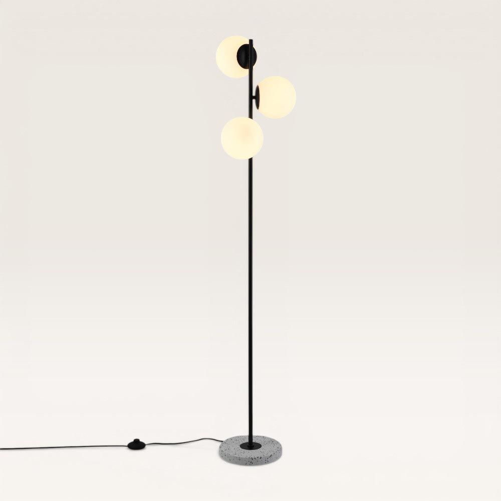 Verano - Zwarte staande lamp 150 cm - 3 bollen - Modern design - Woonkamer lamp - Opaal glas - Terrazzo voet - E14 fitting - Met voetschakelaar | LUSENZ