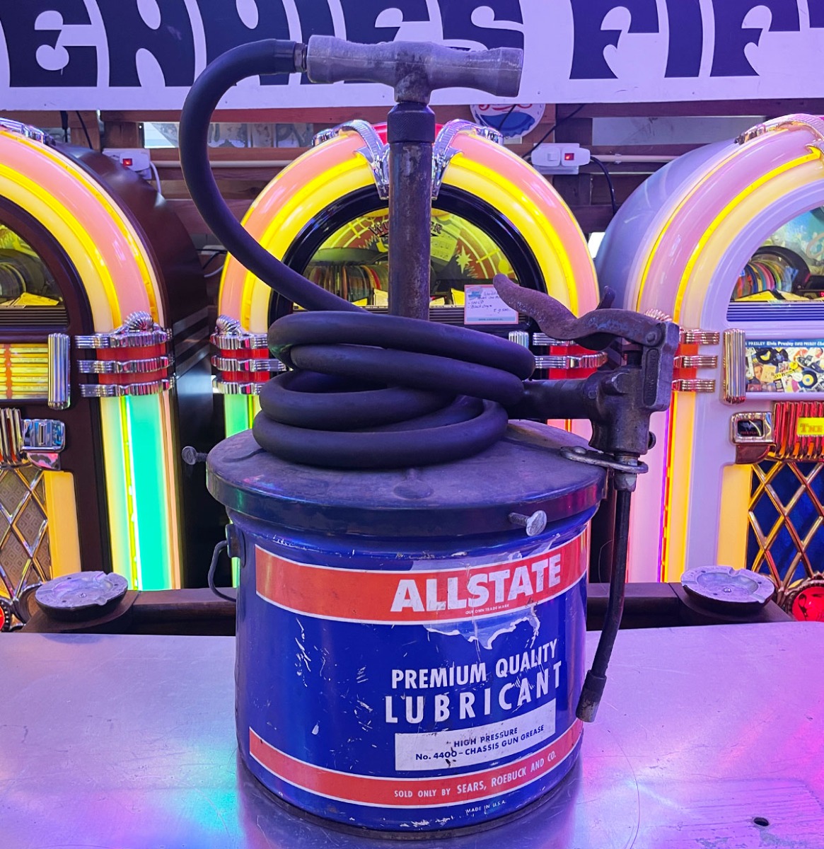 Vintage Allstate Premium Quality Lubricant Smeervetblik met Vetpomp - Sears Roebuck USA | The Dutch Pickers